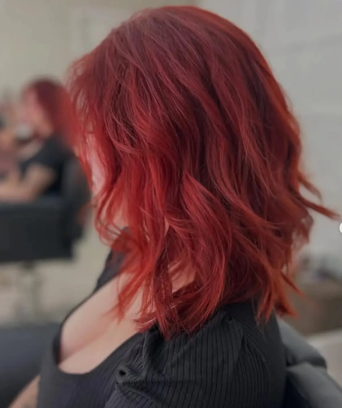 Cabelo ruivo vermelho intenso em corte long bob com ondas soltas
